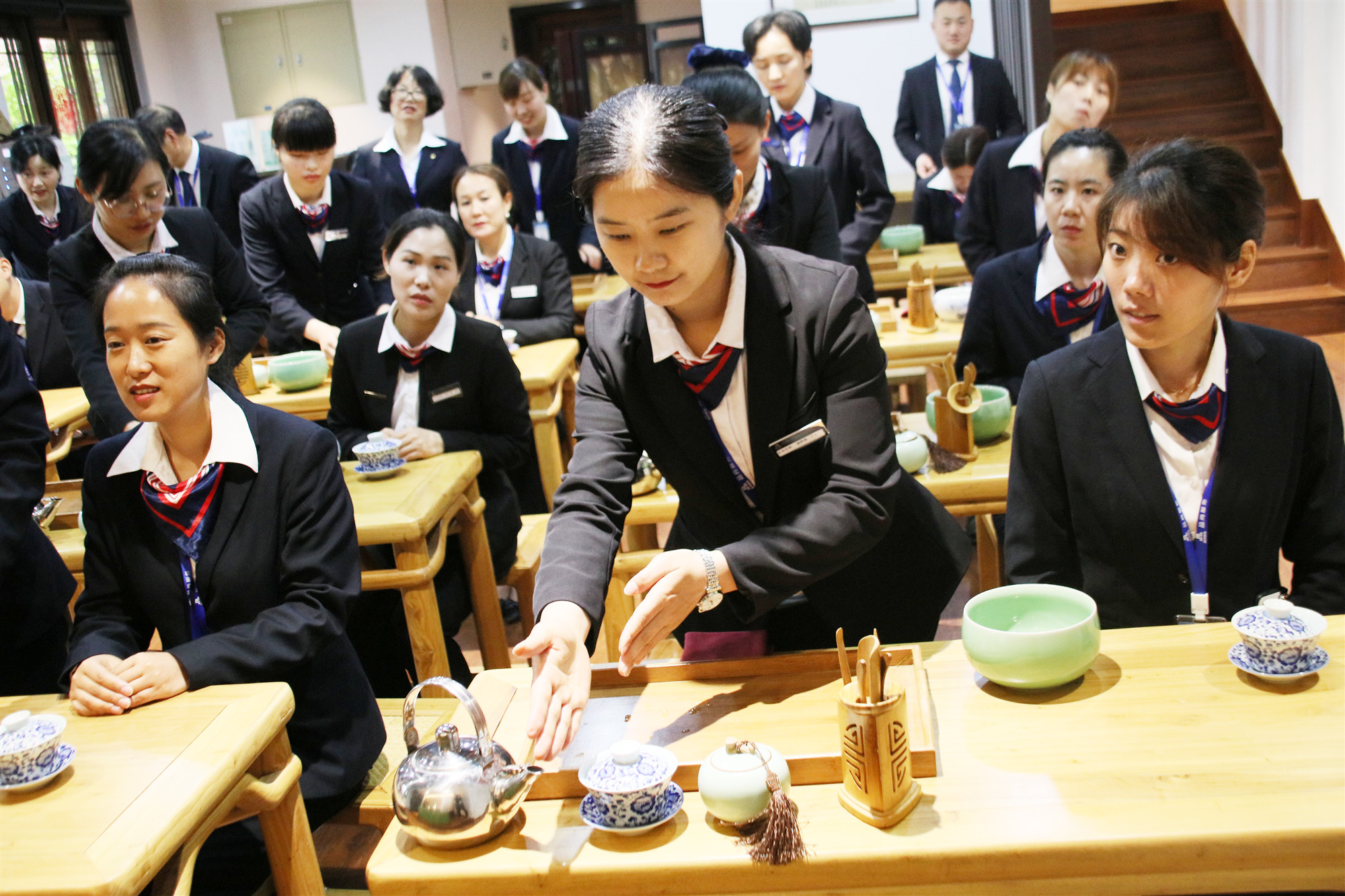 "香茗雅韵天下知,静心细品人生味"——记品尚物业服务集团茶艺培训